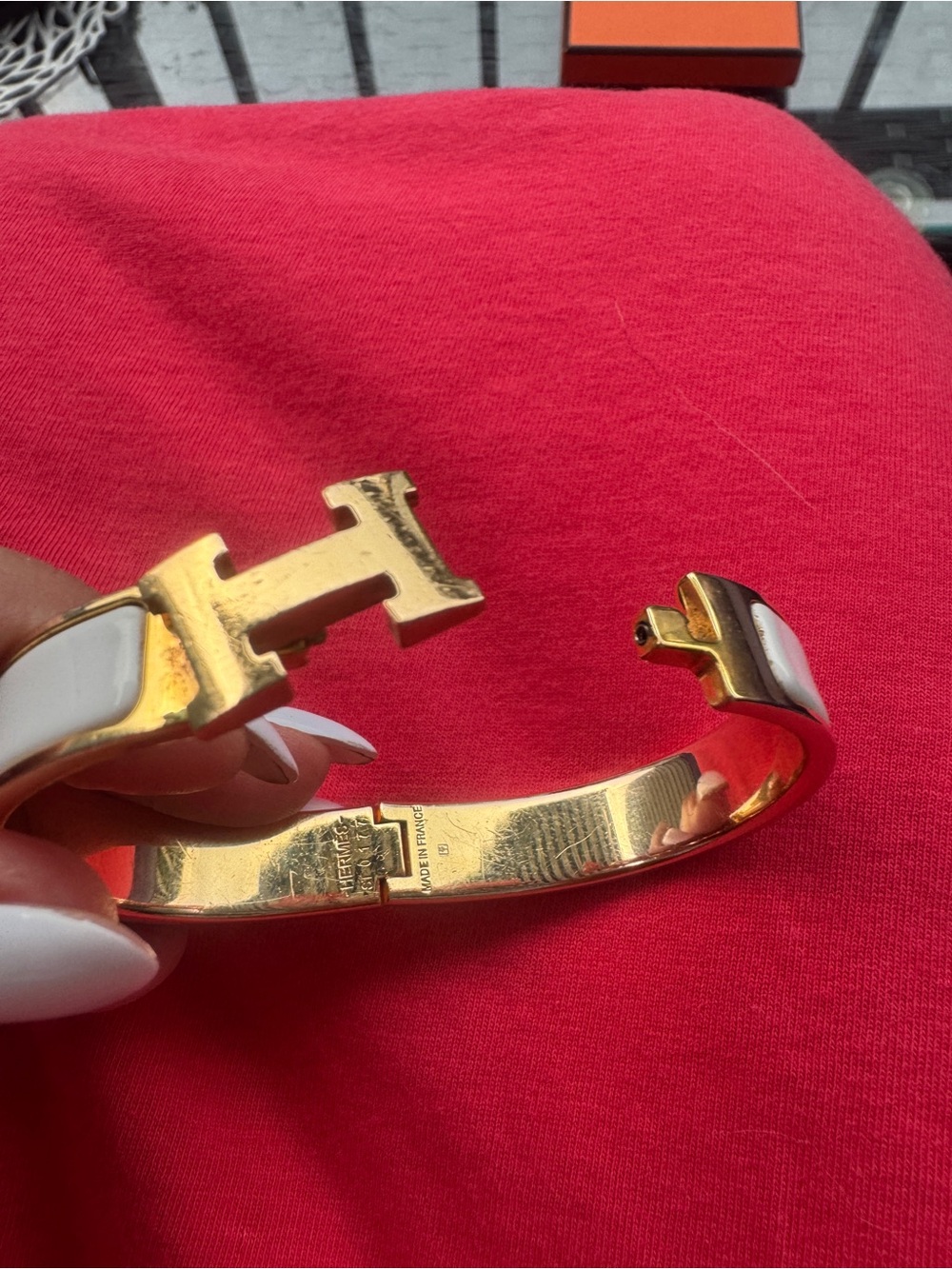 Authentic Hermès Clic H Enamel PM Bracelet in White and Yellow Gold with Receipt - Picture 9 of 14